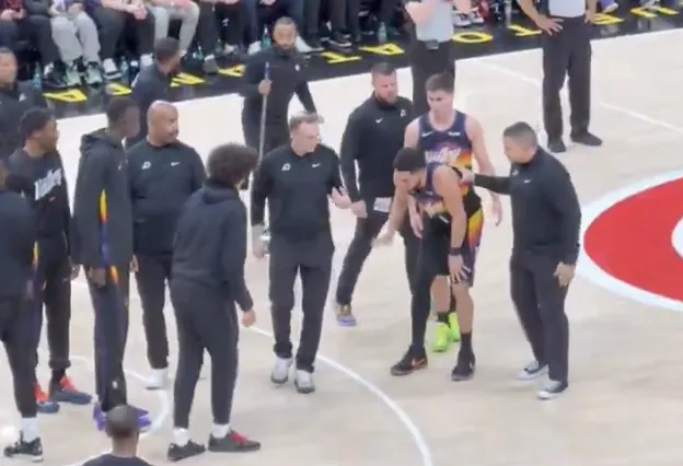 开云体育在线-太阳记者:为减少膝盖压力,布克赛后拄拐离开更衣室