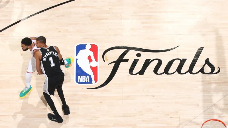 开云体育入口-互不相让！NBA官方晒文班亚马今日与唐斯的俯视角对位照片